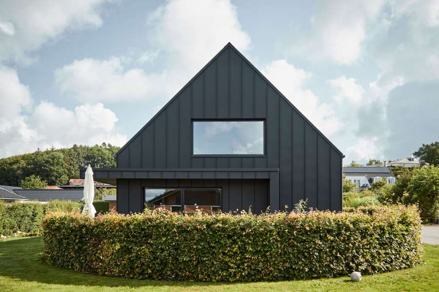 Rød teglstensvilla fra 70’erne ”ompakket” i stålprofiler, Bakkelyparken 37, 8680 Ry